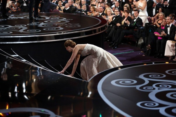 movies-jennifer-lawrence-falls-at-oscars